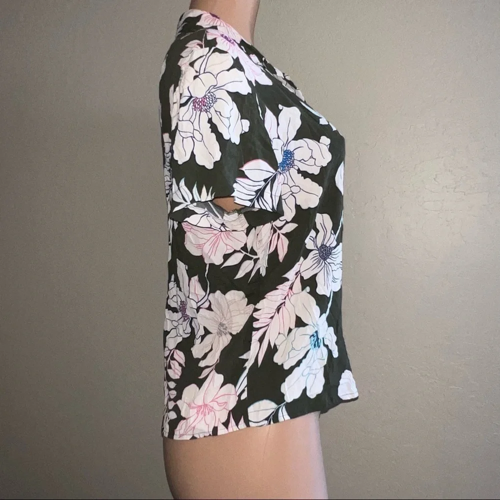 Sanctuary NWOT Ladies XS 100% Rayon Floral Button Up Blouse Top Short Sleeve